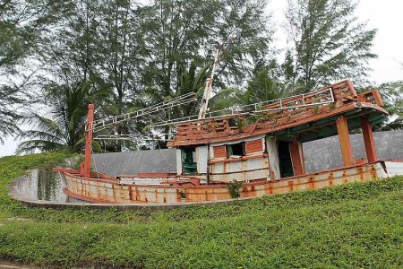 fischerboot am tsunami memorial khao lak