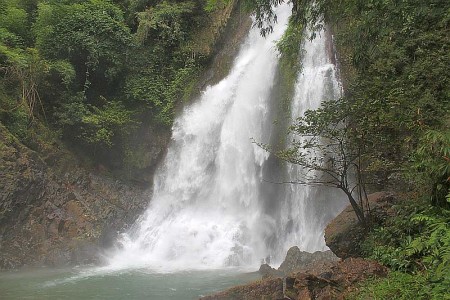 wasserfall in sri phang nga nationalpark khao lak