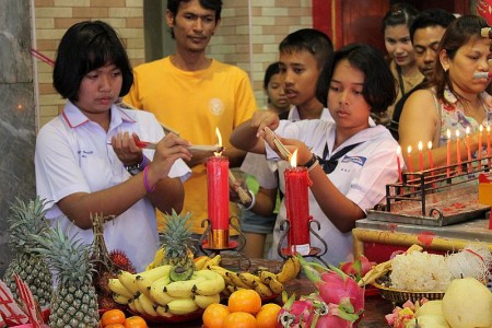 kerzen anzünden tempel thailand