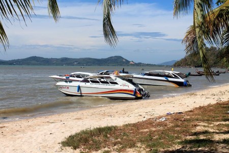 speedboote am strand von koh siray phuket