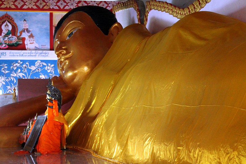 grosser liegender buddha koh siray phuket