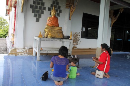 opfergaben am tempel in phuket thailand