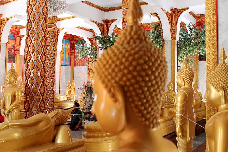 buddha statuen im tempel phuket