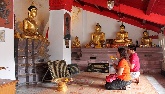 thais im tempel beten verhaltensregeln thailand