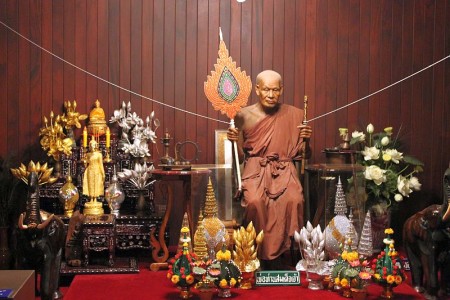 wachsfigur buddhistischer mönch thailand