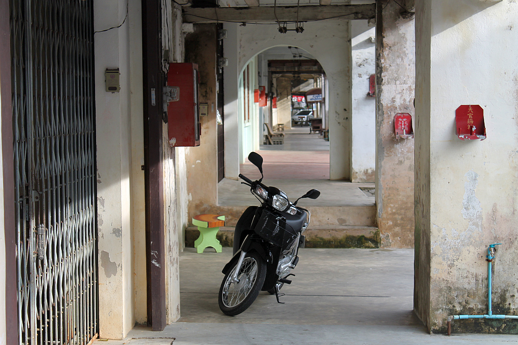 moped in chinesisch geprägtem ort