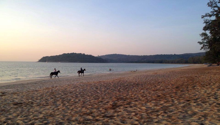 bangtao beach reiten am strand auf phuket