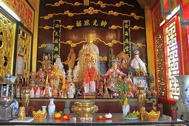 altar chinesischer schrein in phuket town