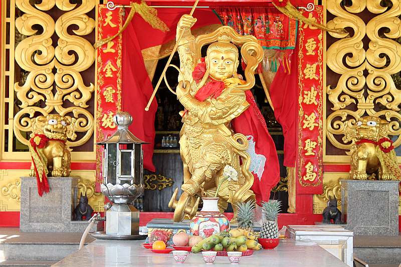 goldene statue chinesischer tempel sapan hin thailand phuket