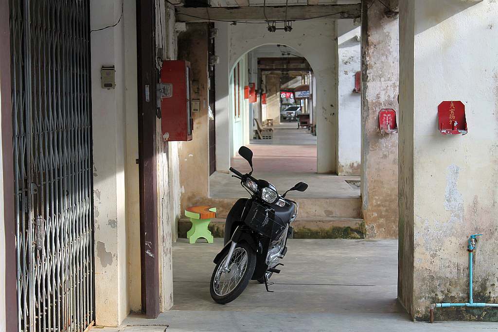 moped in chinesisch geprägtem ort khao lak südthailand