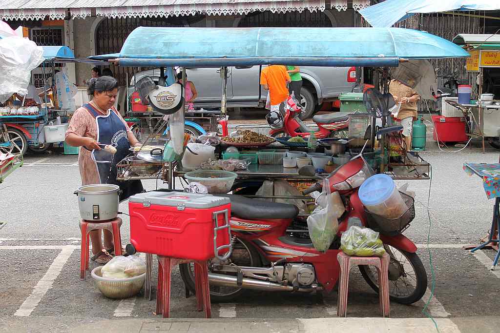 strassenstand garküche in thailand
